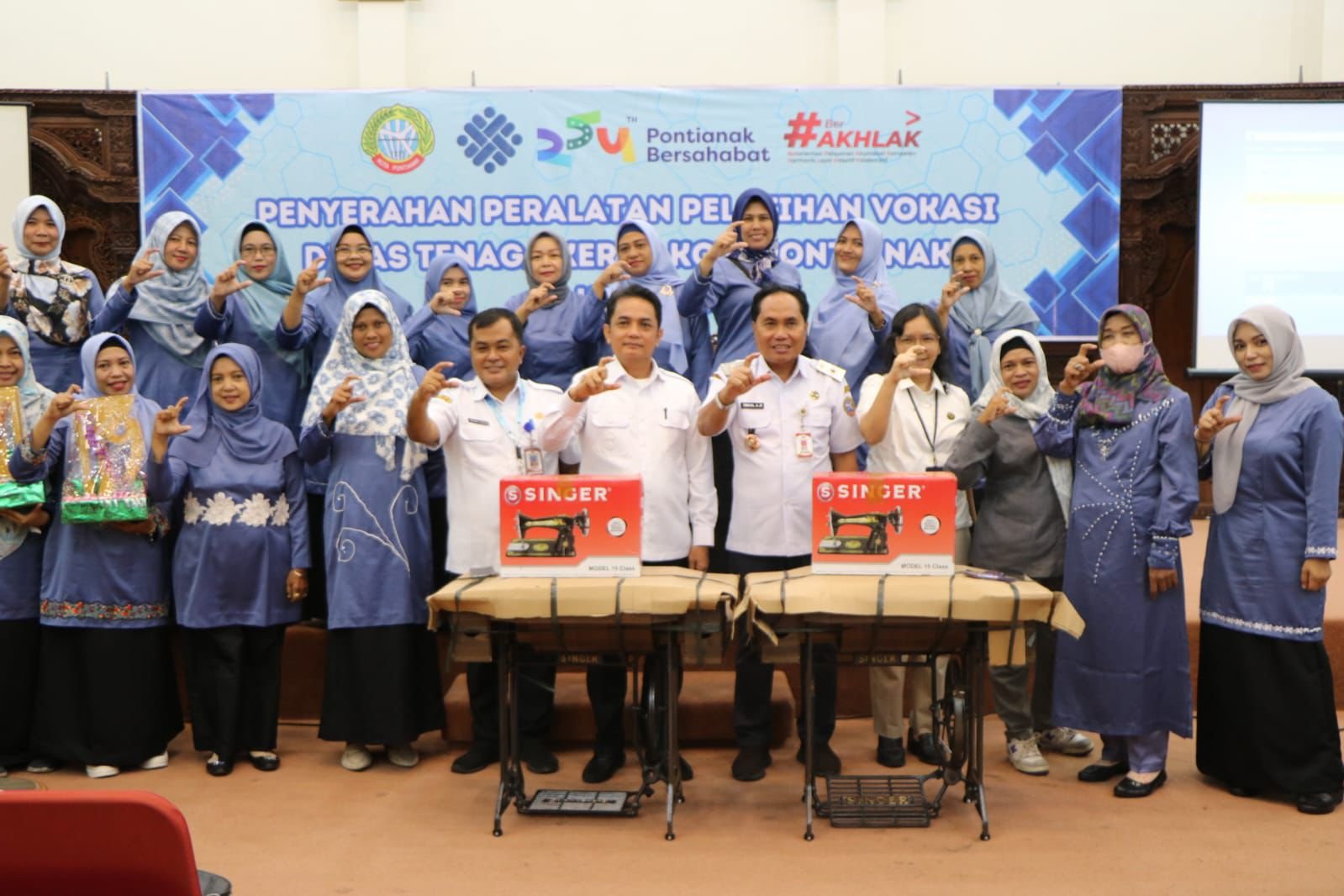 Tingkatkan Keterampilan dan Kemandirian Masyarakat, Pemkot Pontianak Serahkan Bantuan Alat Kerja