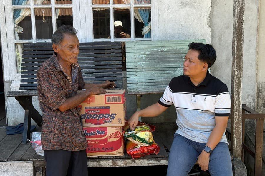 AJK Salurkan Bantuan kepada Korban Kebakaran di Benua Kayong