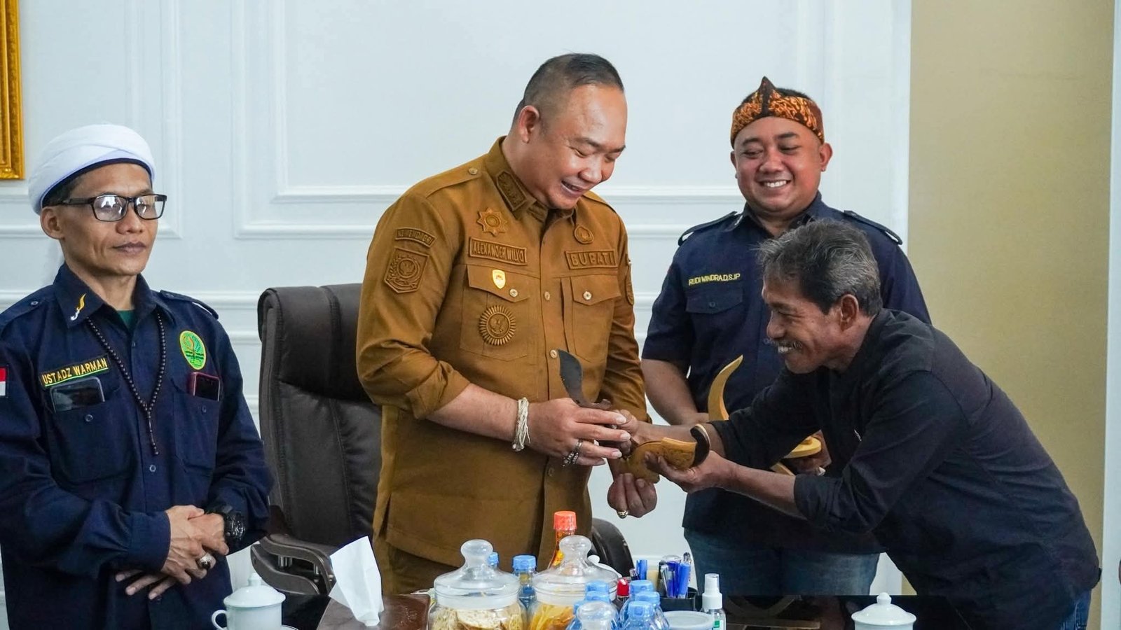 Bupati Ketapang Sambut Silaturahmi Paguyuban Pasundan, Sekaligus Terima Kujang Simbol Budaya Sunda