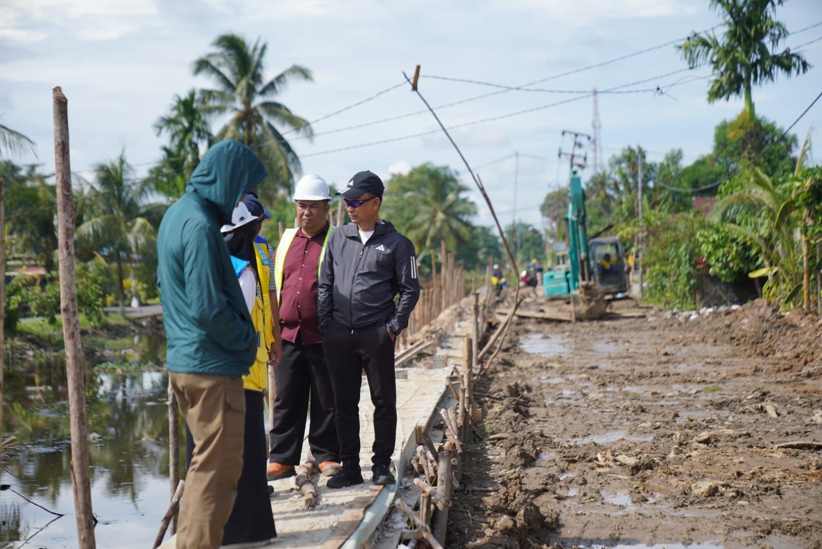 Wali Kota Tinjau Progres Pembangunan Turap Parit Sungai Jawi Pal Lima