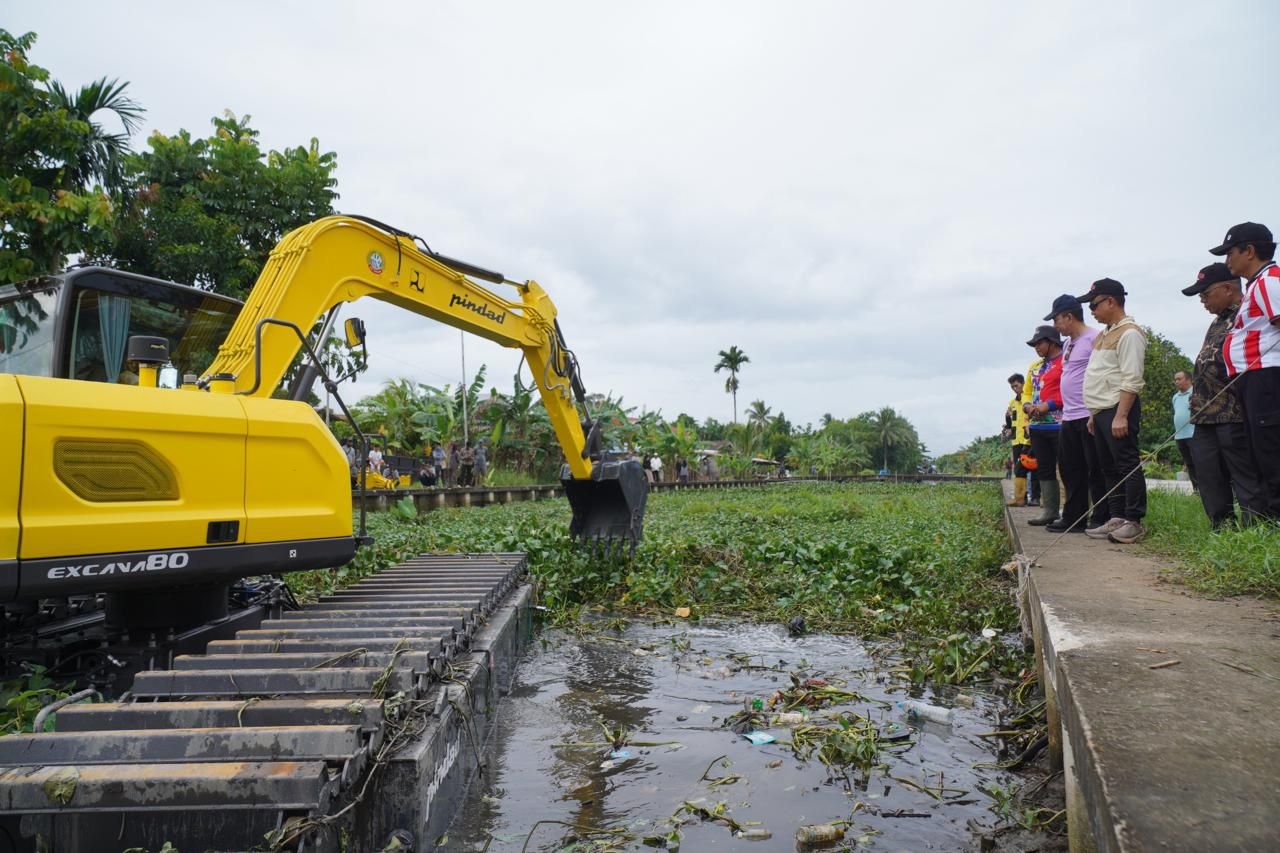Pemkot Pontianak Uji Coba Ekskavator Amfibi Buatan Pindad Bersihkan Parit Sungai Jawi