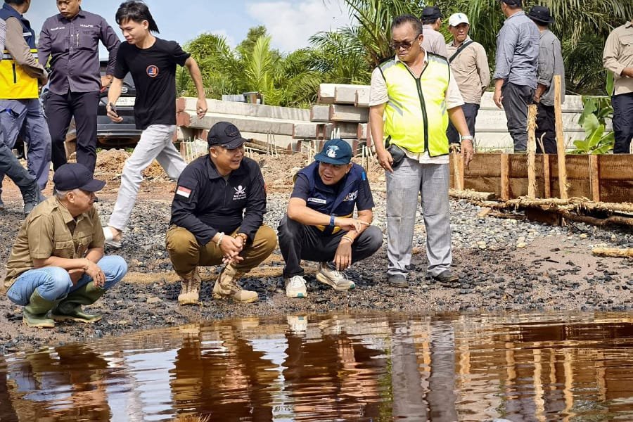Bupati Ketapang Tinjau Langsung Progres Perbaikan Jalan Pelang - Kepuluk - Batu Tajam