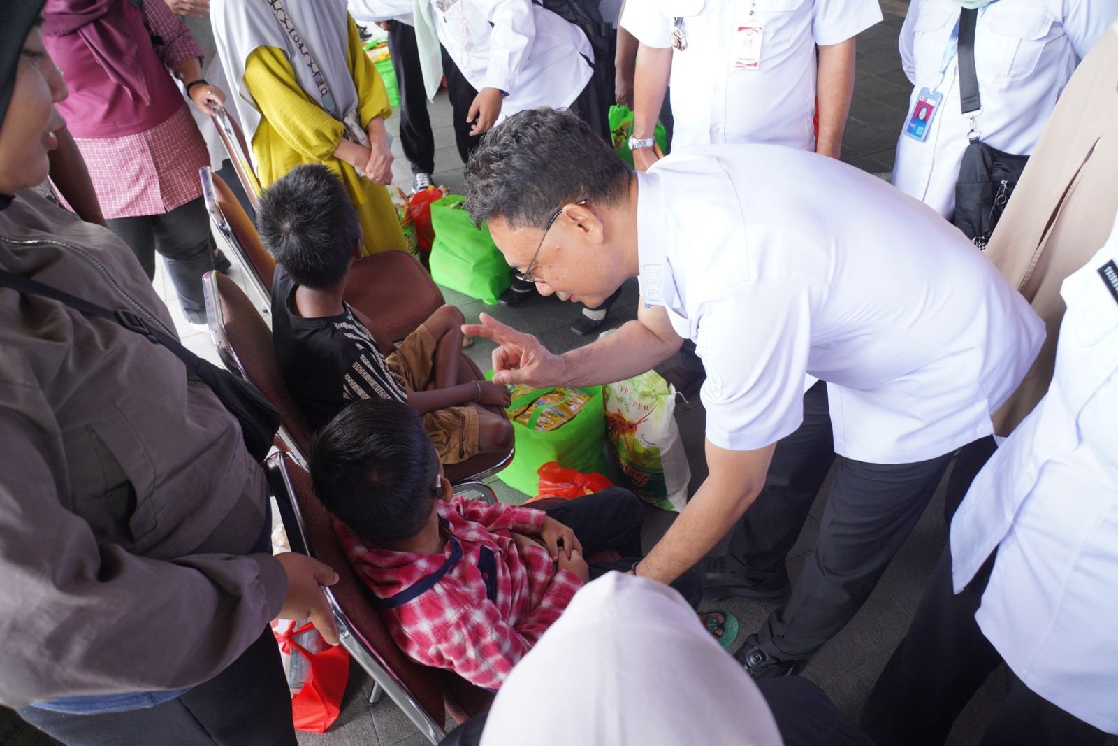Wali Kota Pontianak Serahkan 151 Paket Bantuan Sembako dan Nutrisi kepada Disabilitas