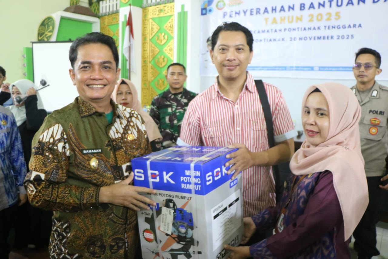 Bahasan Lanjut Serahkan Bantuan Barang untuk Warga di Pontianak Tenggara