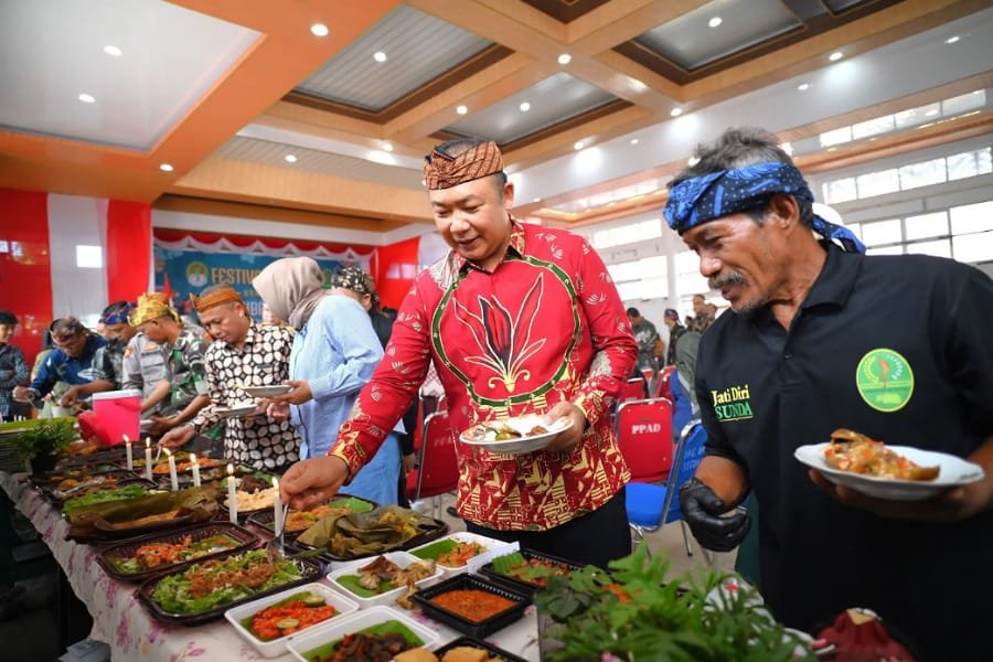 Bupati Alexander Hadiri Festival Khas Kuliner Sunda Pasundan Ketapang