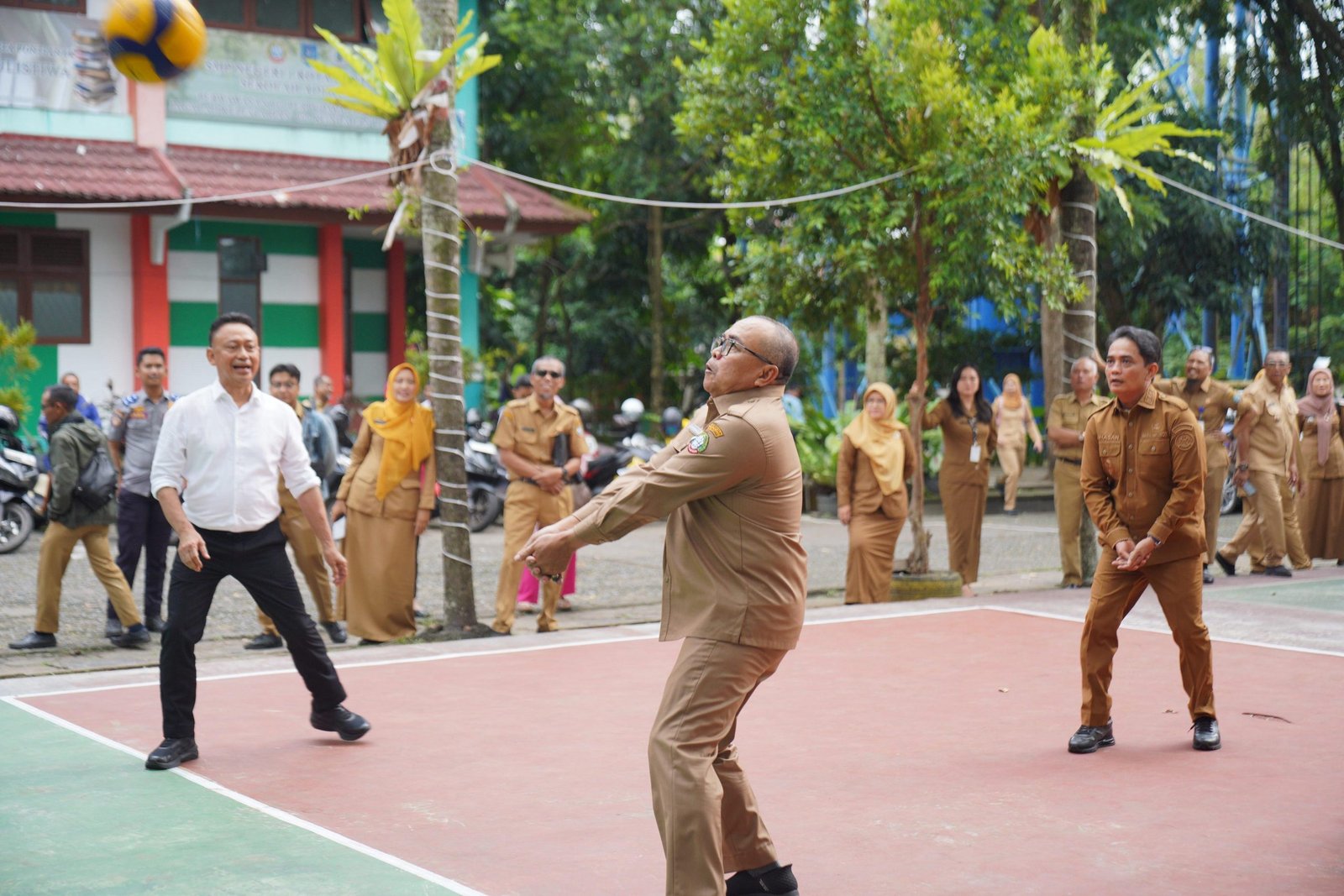 HUT Korpri, Wako dan Wawako Pontianak Tanding Voli Melawan ASN