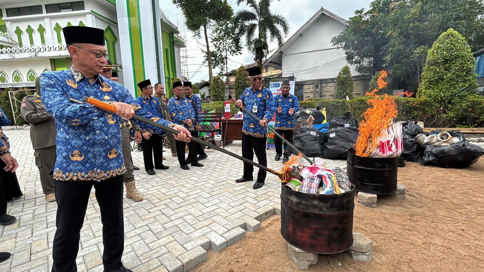 Wali Kota Musnahkan 3.560 Layangan Hasil Razia Satpol PP Pontianak