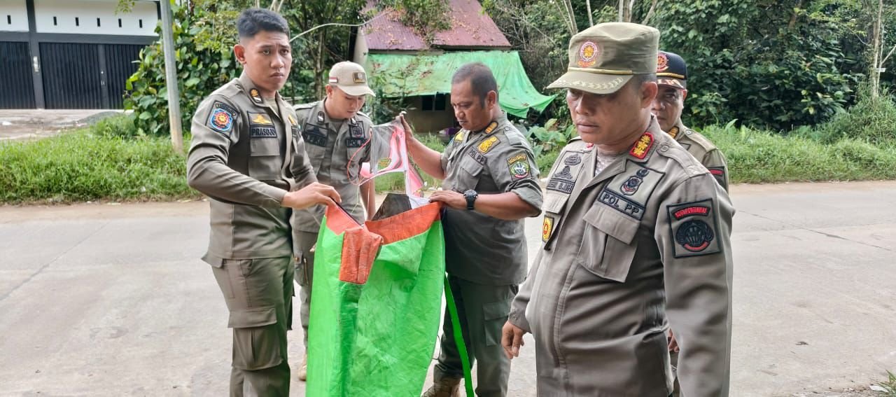 Diback-up Tentara, Satpol PP Pontianak Amankan 51 Layangan dari Pemain dan Penjual