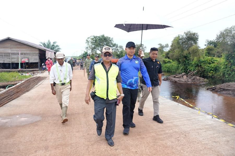 Bupati Ketapang Pastikan Progres Pengerjaan Jalan Kepuluk - Batu Tajam Selesai Sebelum Natal