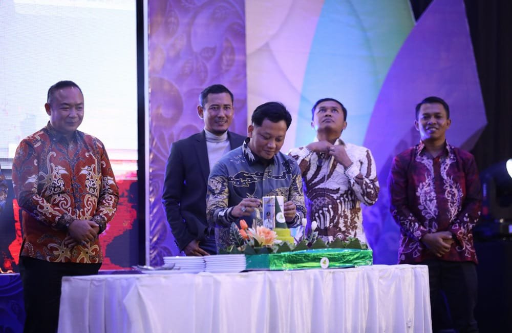 Bupati Ketapang Persembahkan Tumpeng Khusus di Malam Puncak HUT AJK