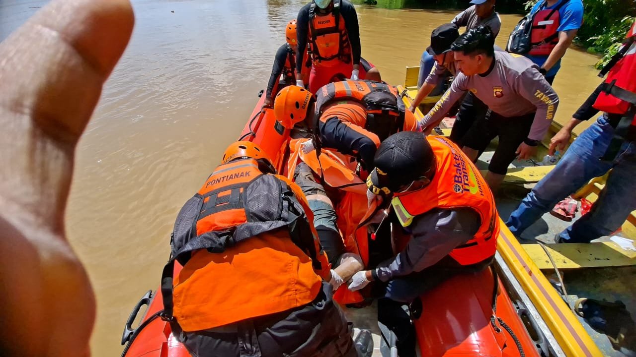 Awak Kapal Kargo Tenggelam di Sungai Kapuas Kabupaten Sanggau