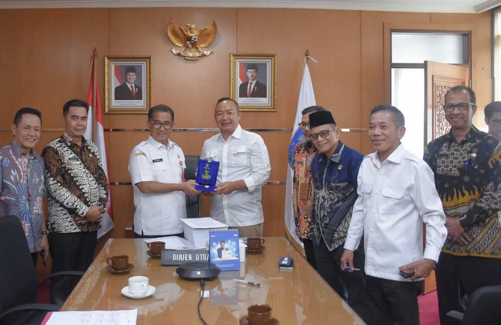 Bupati Ketapang Serahkan Langsung Usulan Tiga Daerah Pemekaran ke Kemendagri