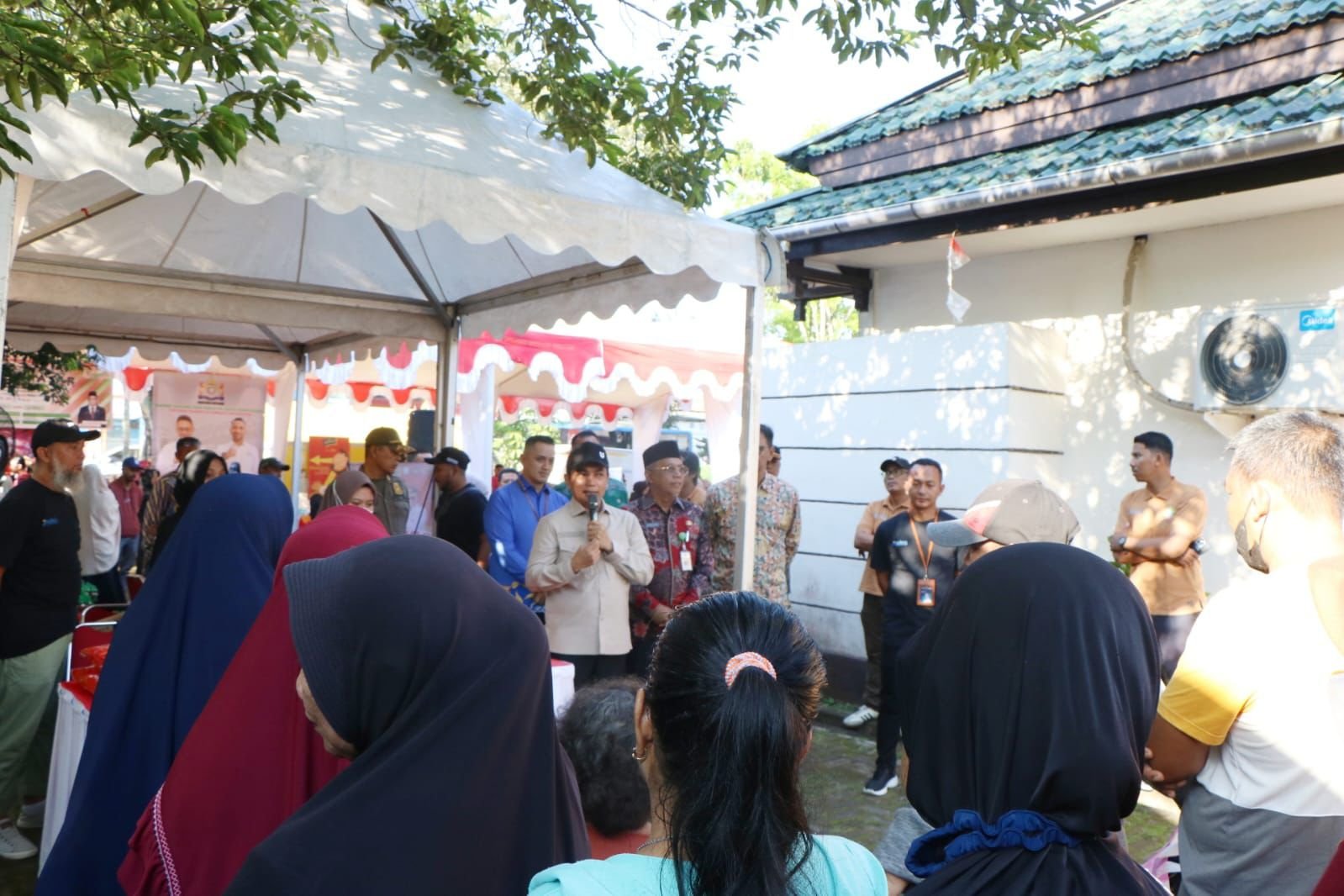 Warga Serbu 3.500 Paket Sembako Murah di Pontianak Utara