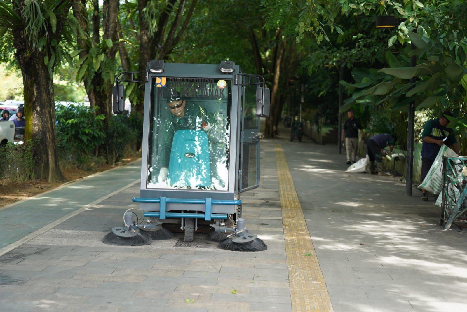 Maksimalkan Kebersihan Kota, Pemkot Pontianak Lengkapi Kendaraan Penyapu Trotoar dan Jalan