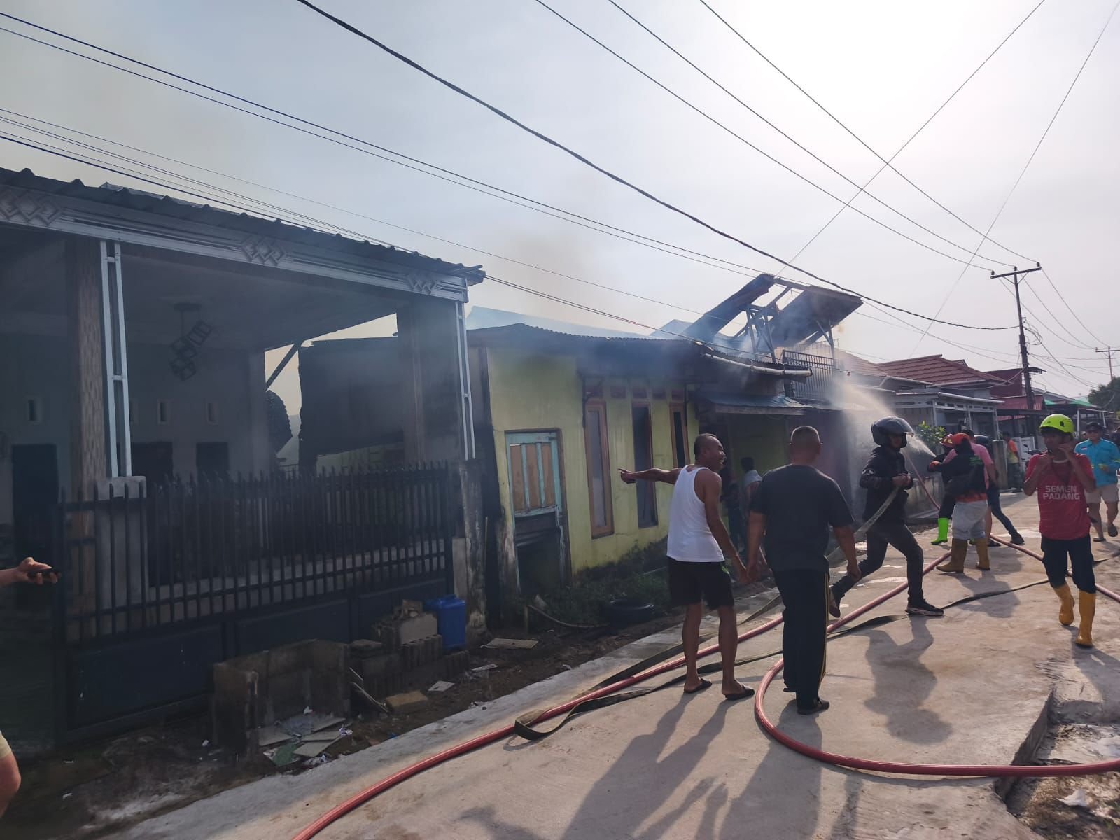 Kebakaran Hanguskan Satu Rumah Permanen di Desa Serdam Kubu Raya