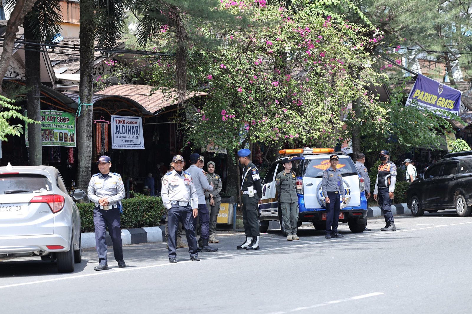 Tindaklanjuti Keluhan Warga, Petugas Gabungan Razia Parkir Liar di Tiga Ruas Jalan Pontianak