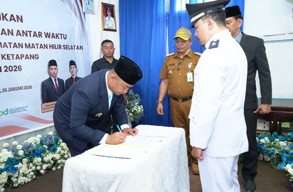 Bupati Ketapang Lantik Dua Kepala Desa Hasil PAW