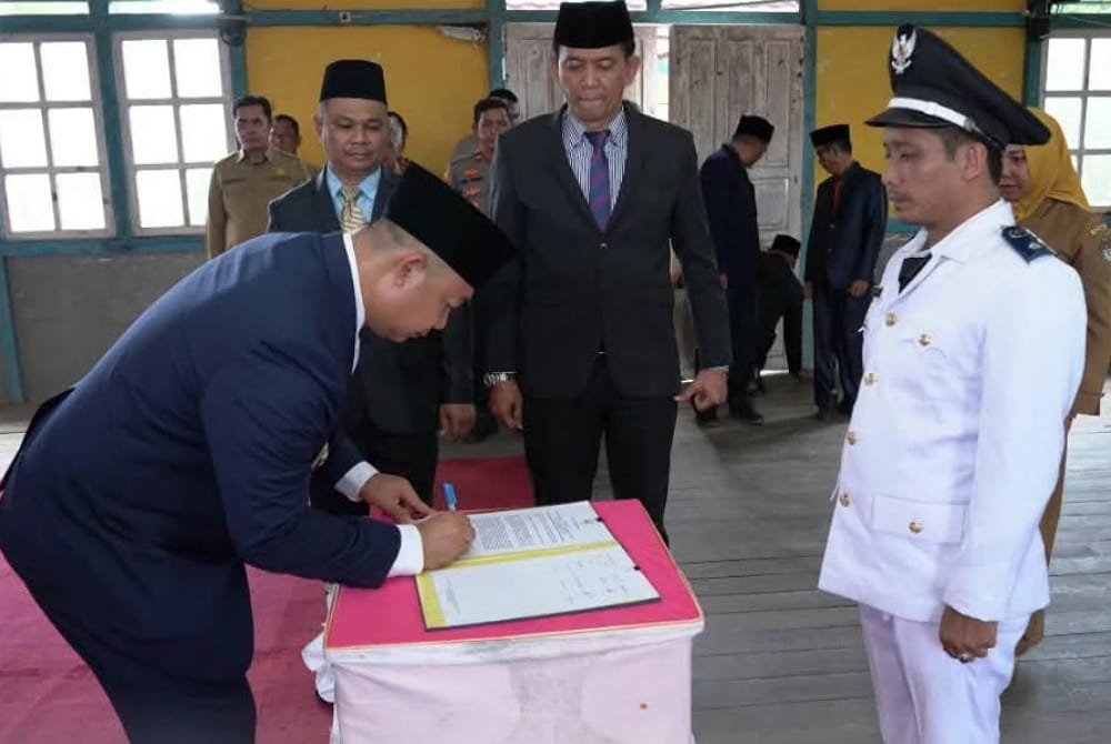 Bupati Ketapang Lantik Kades PAW Asam Jelai