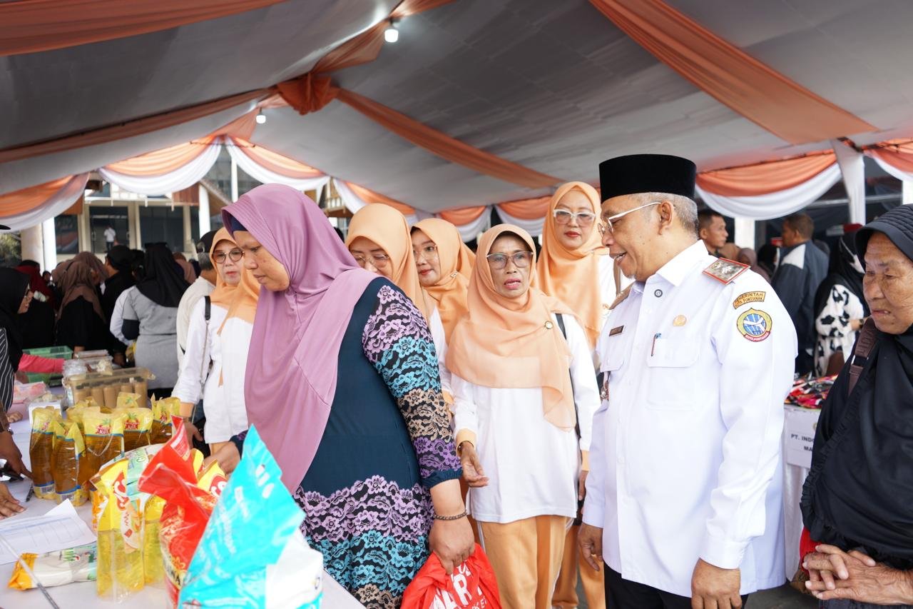 DWP Pontianak Gelar Bazar Sembako Murah di Halaman Kantor Wali Kota