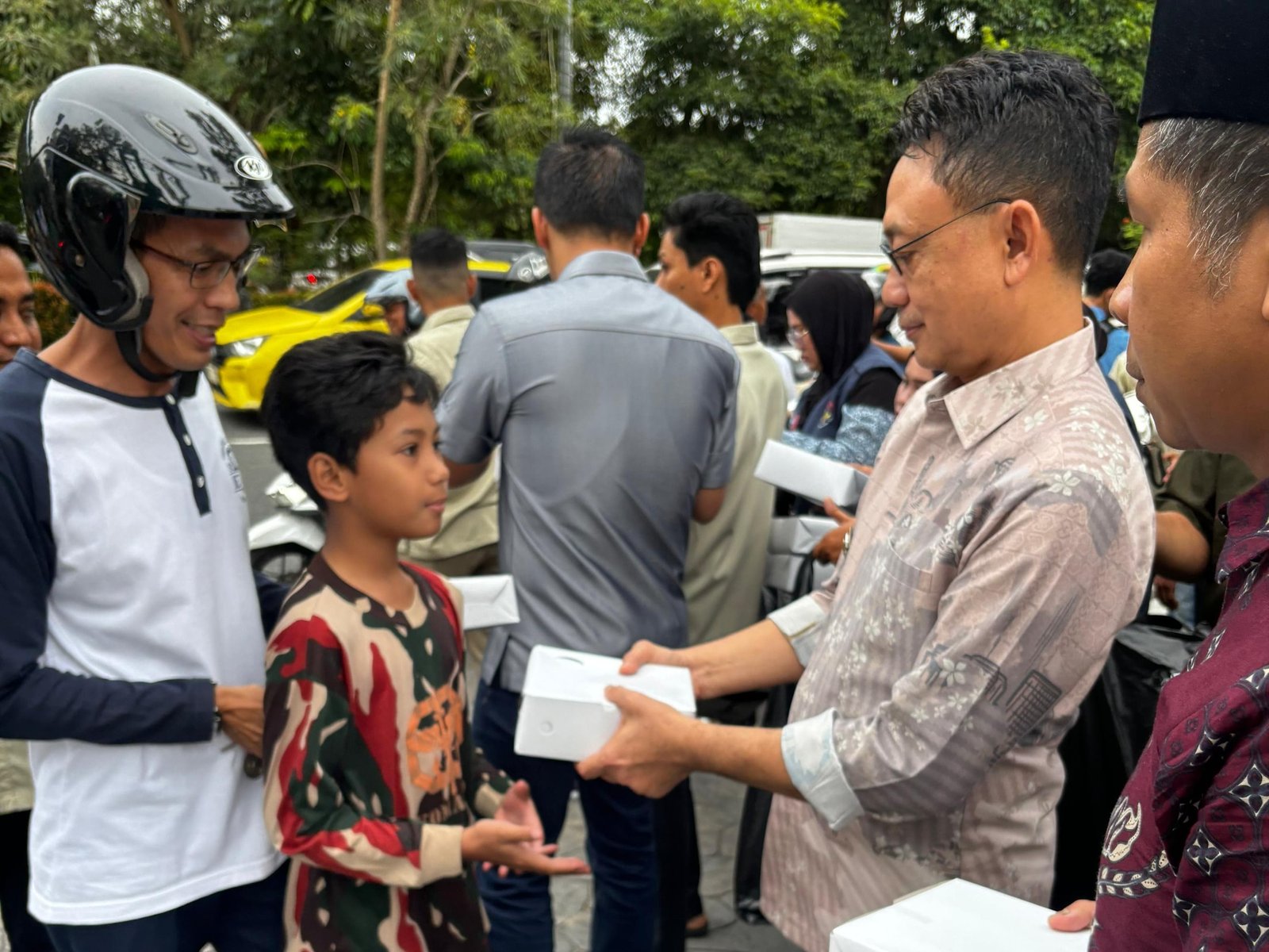 Edi Kamtono dan Daud Yordan Berbagi Takjil di Bundaran Digulis