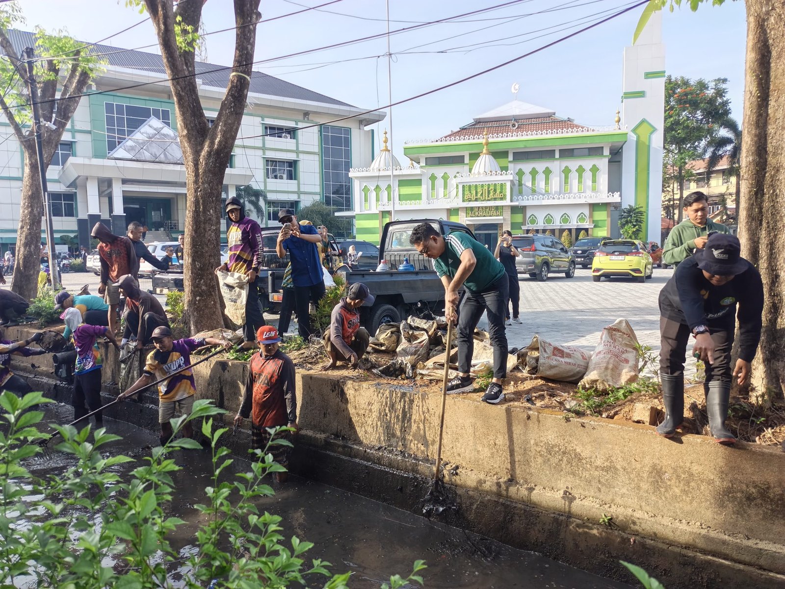 ASN Gotong Royong Bersihkan Lingkungan Kantor Wali Kota Pontianak