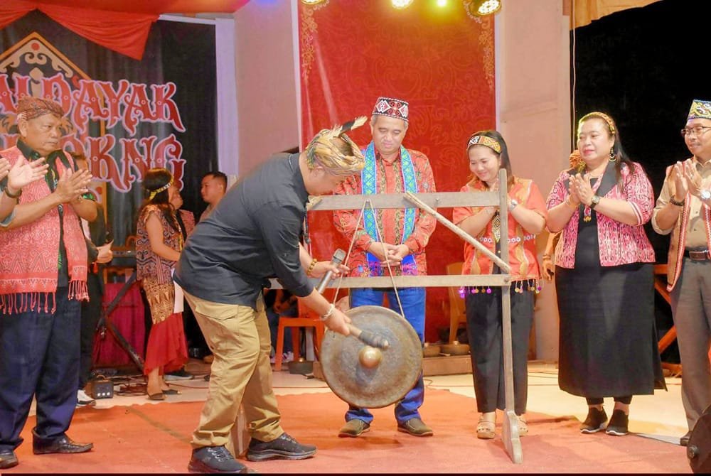 Bupati Alexander Tutup Gawai Adat Bejujokng di Simpang Dua