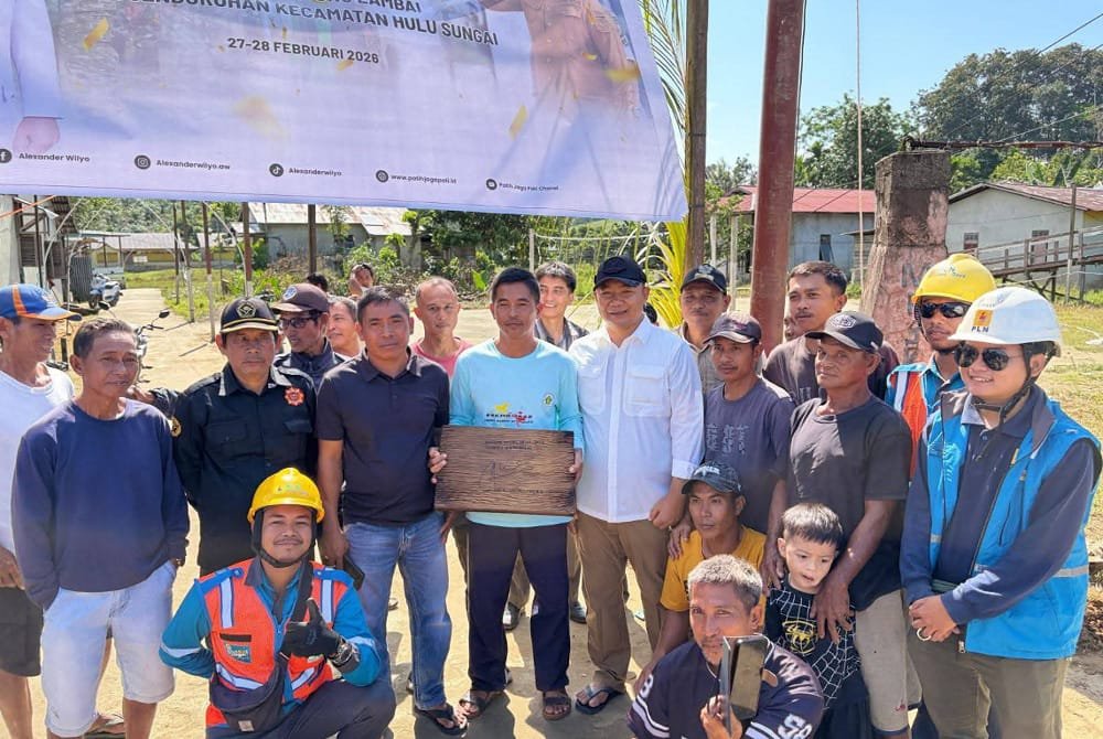Bupati Alexander Tancapkan Tiang Listrik Pertama di Dusun Tanjung Lambai