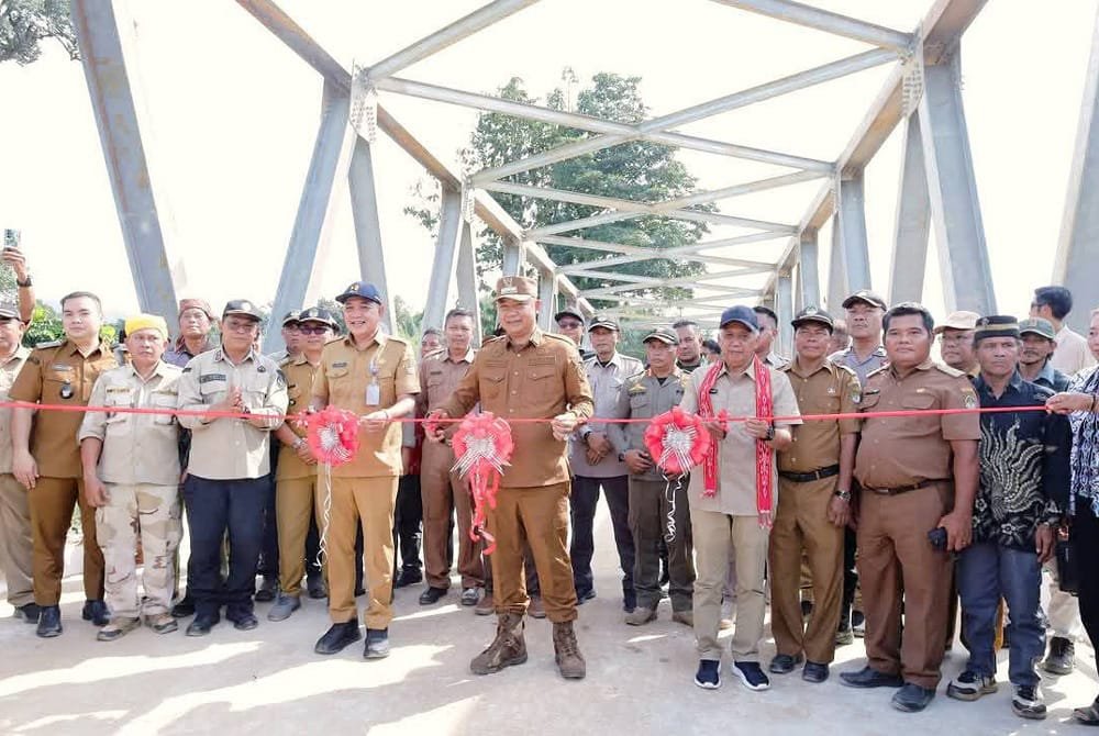 Bupati Ketapang Resmikan Jembatan Karab Simpang Dua