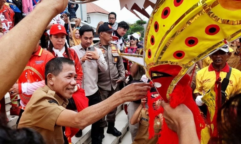 Wabup Jamhuri Sambut Kemeriahan Arak-arakan Naga dan Barongsai di Kantor Bupati Ketapang