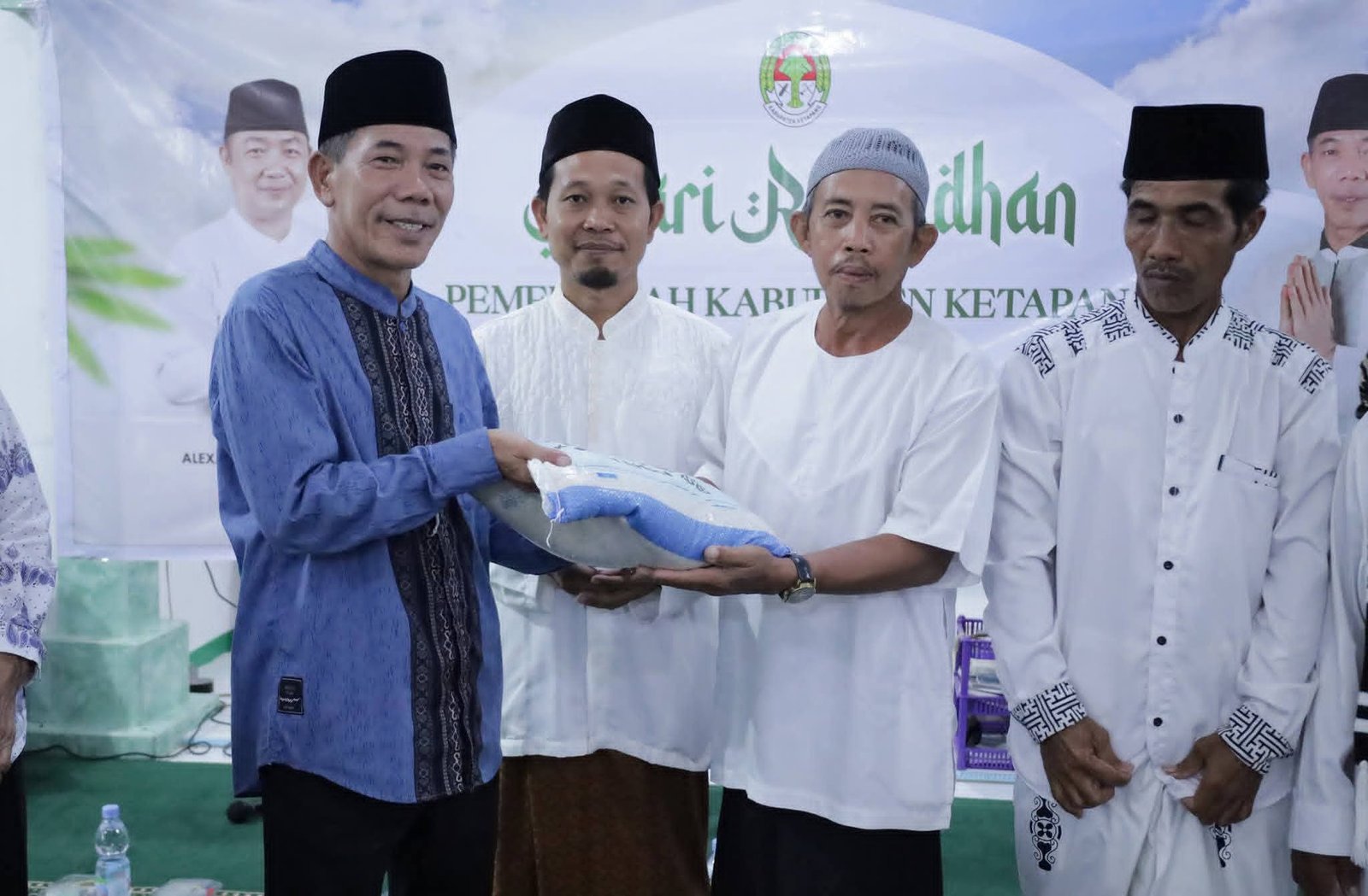 Wabup Ketapang Jamhuri Amir Hadiri Safari Ramadan di Sungai Putri, Serahkan Bantuan Beras untuk Warga