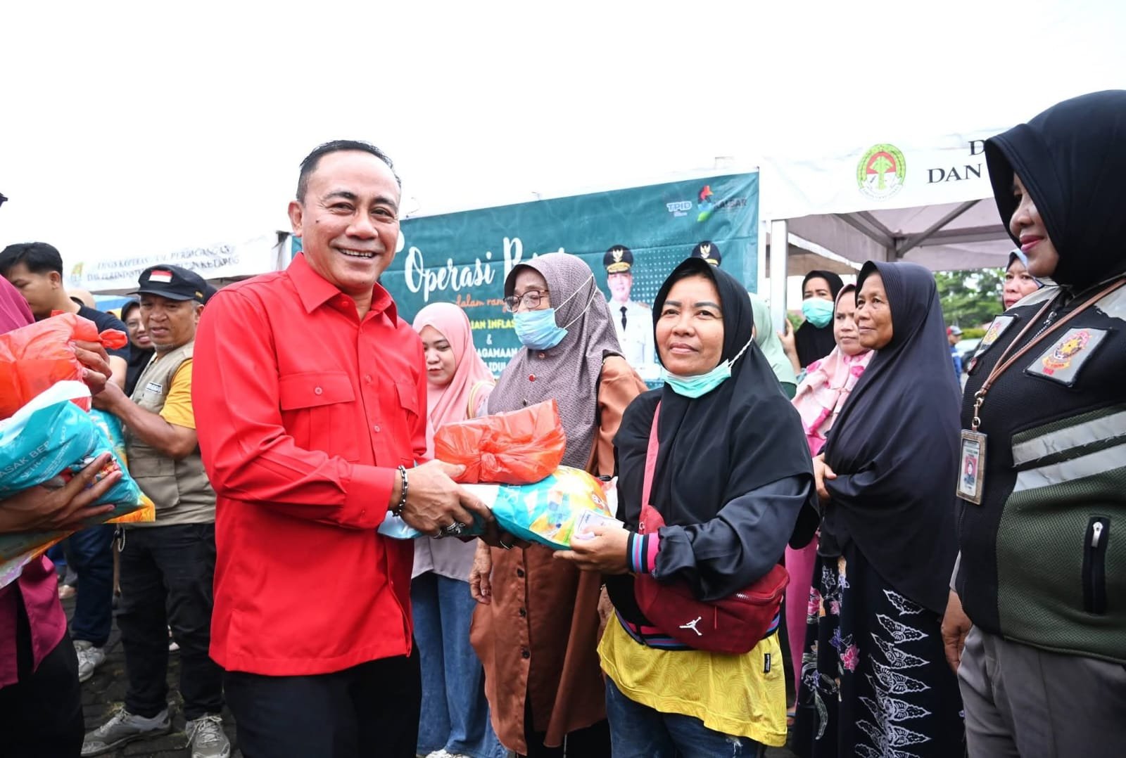 Wagub Kalbar Hadiri Operasi Pasar di Masjid Agung Al-Ikhlas Ketapang, Harga Paket Sembako Diturunkan Jadi Rp 50 Ribu