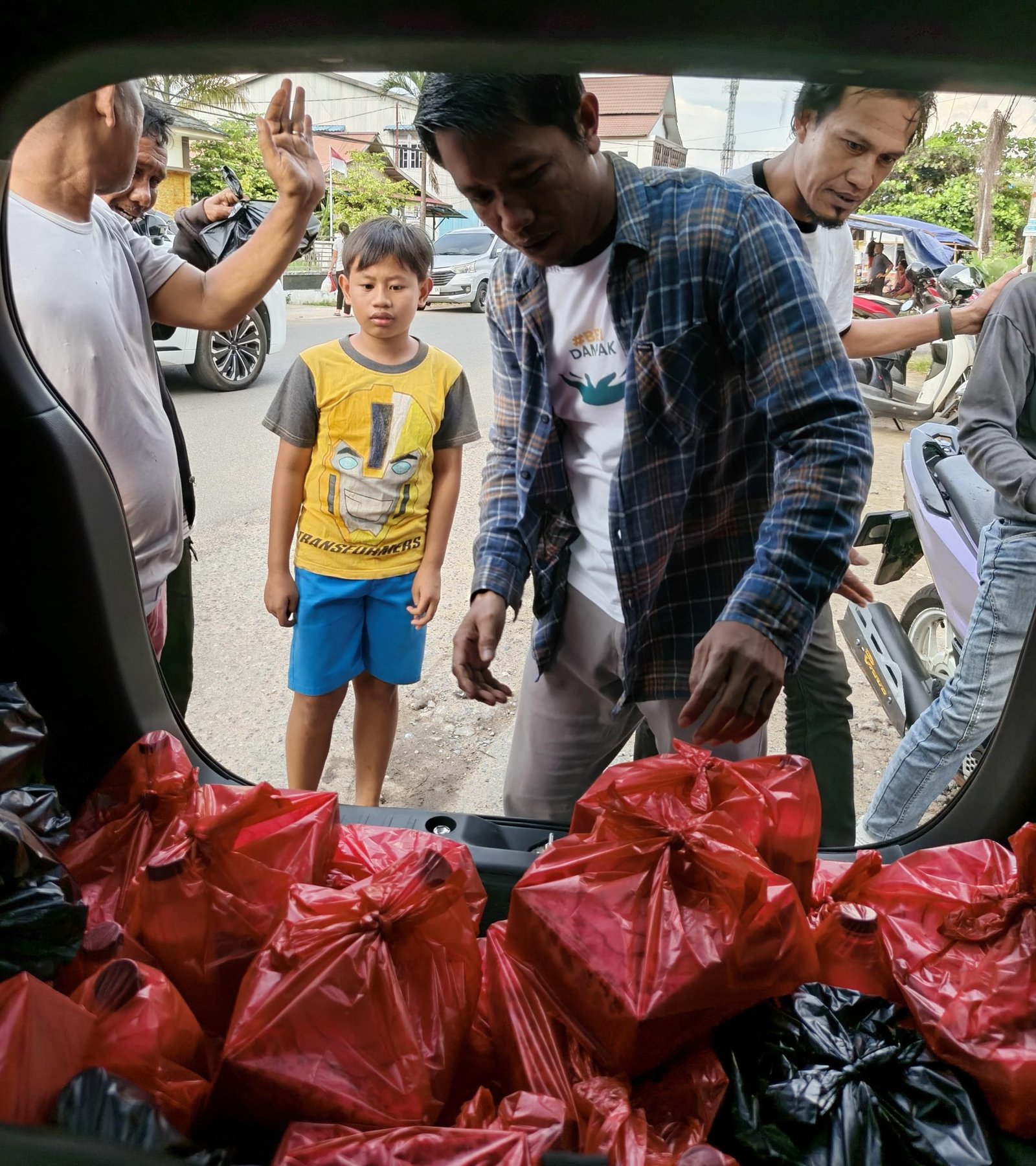 ‎Berbagi di Bulan Suci, AJK Salurkan Takjil kepada Pekerja Lapangan