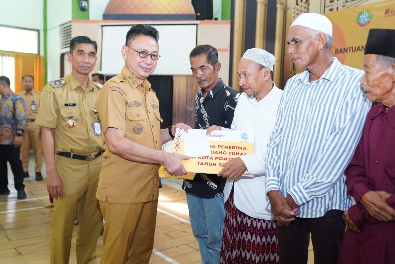 Wali Kota Pontianak Serahkan Bantuan Uang Tahap 1 APBD 2026 kepada Warga