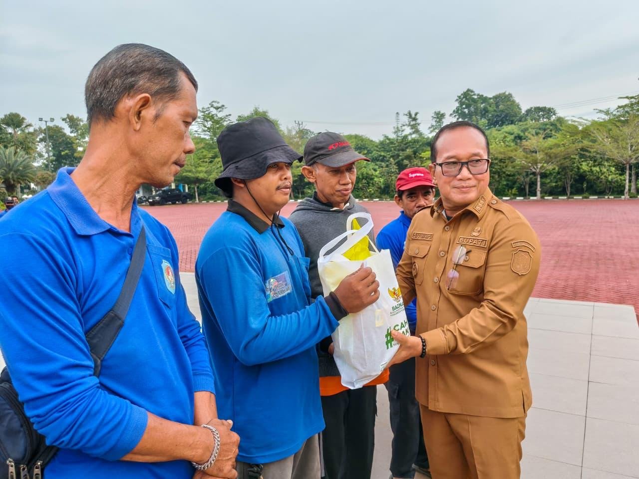 Bupati Kubu Raya Serahkan Bantuan Sembako kepada Ratusan Pekerja Kebersihan