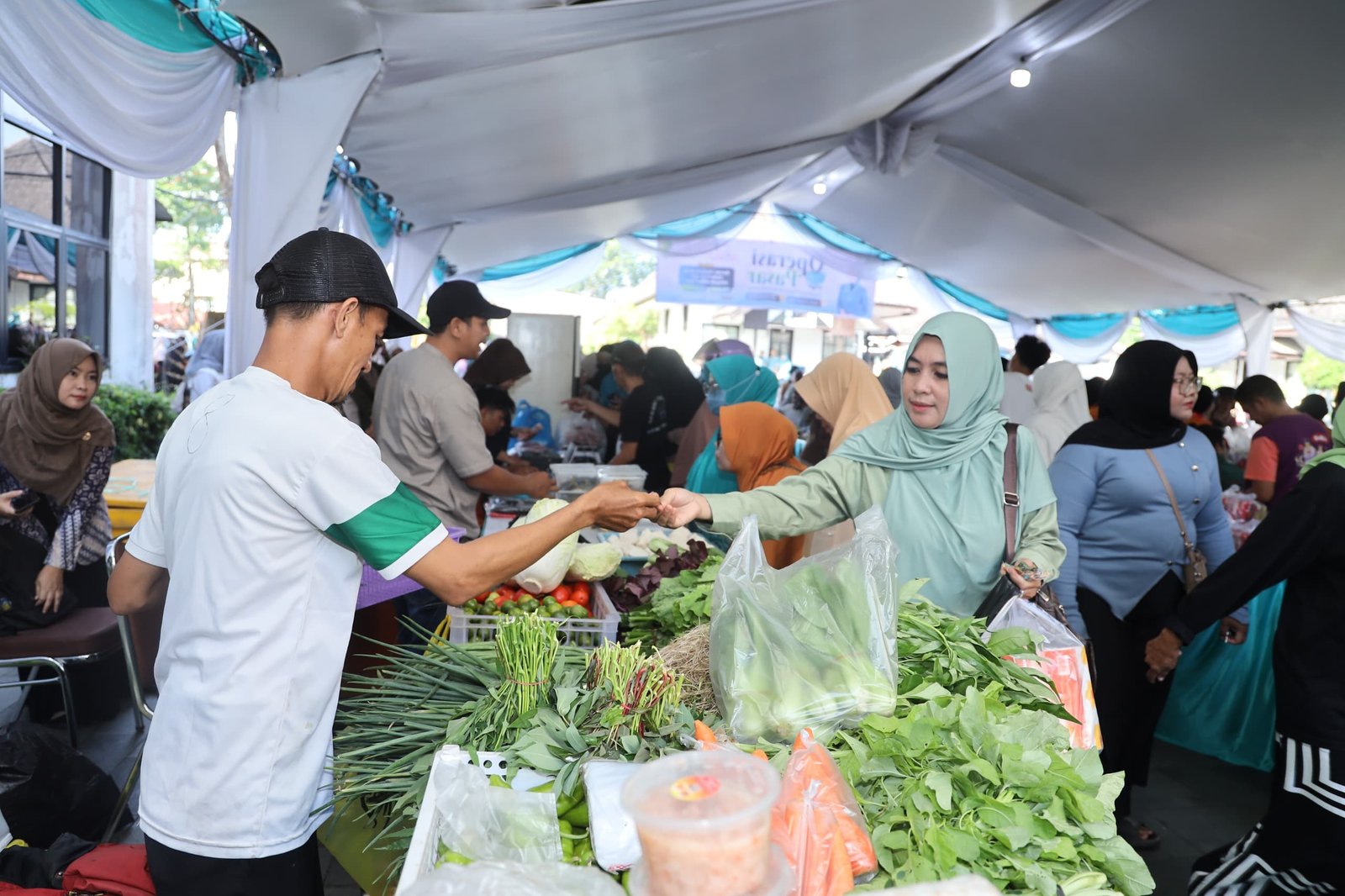 PKK Pontianak Gelar Pasar Murah, Kader Posyandu Terbantu