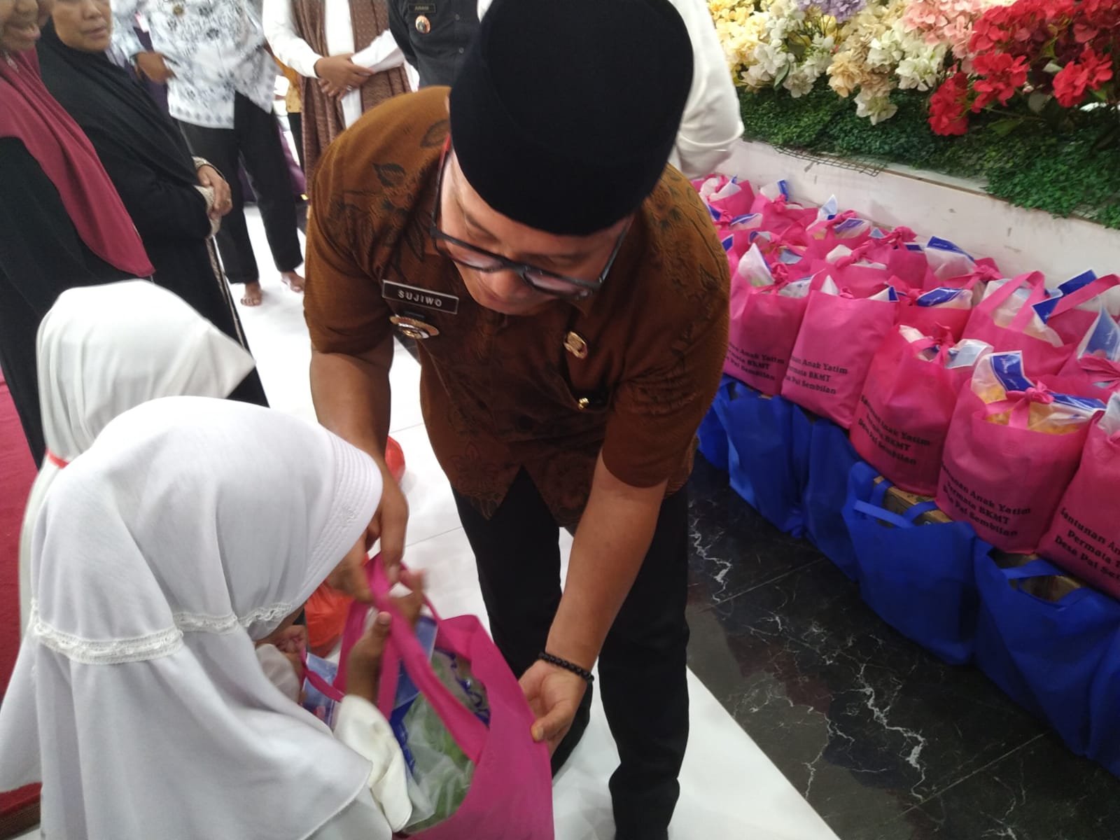 Sujiwo Serahkan Santunan ke Anak-anak Yatim di Kubu Raya