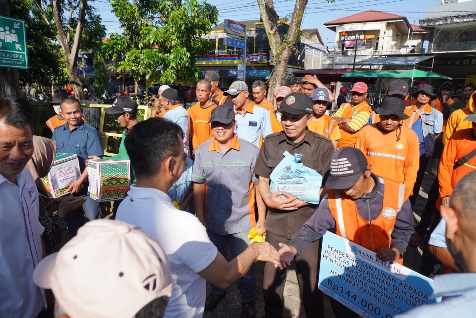 720 Petugas Kebersihan Terima Paket Sembako dan Uang Tali Asih dari Pemkot Pontianak