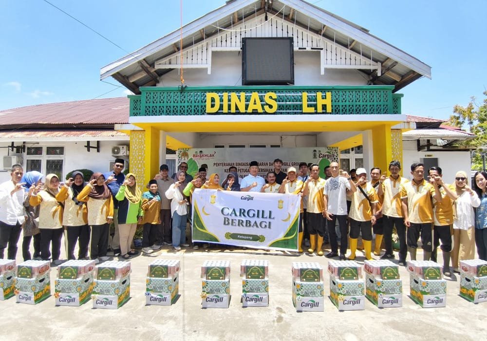 Bupati Alexander Serahkan Bantuan Paket Lebaran ke Para Penyapu Jalan