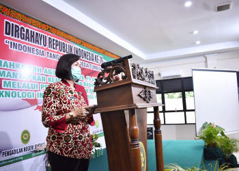 Sekretaris Daerah Kabupaten Sintang, Yosepha Hasnah, saat menghadiri perayaan Hari Ulang Tahun (HUT) ke-76 Mahkamah Agung Republik Indonesia, pada Kamis (19/08/2021).