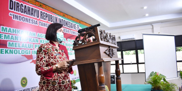 Sekretaris Daerah Kabupaten Sintang, Yosepha Hasnah, saat menghadiri perayaan Hari Ulang Tahun (HUT) ke-76 Mahkamah Agung Republik Indonesia, pada Kamis (19/08/2021).