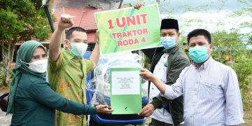 Bupati Sambas, Satono menyerahkan alat mesin pertanian (alsintan) secara simbolis kepada petani, di halaman kantor Dinas Pertanian dan Ketahanan Pangan Kabupaten Sambas, Sabtu (21/08/2021).