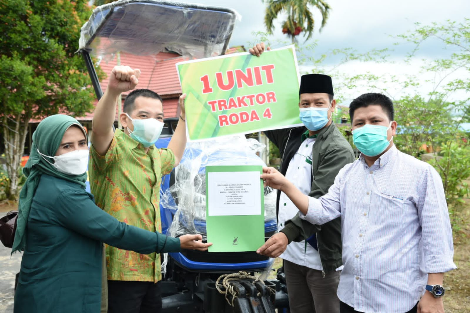 Bupati Sambas, Satono menyerahkan alat mesin pertanian (alsintan) secara simbolis kepada petani, di halaman kantor Dinas Pertanian dan Ketahanan Pangan Kabupaten Sambas, Sabtu (21/08/2021).