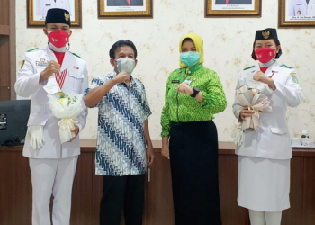Keterangan foto: Plh Sekda Kalbar Sukaliman didampingi Kepala Disporapar Kalbar, Windy Prihastari saat menerima kedatangan Falih Pangestu dan Irene Odelia Astono, Sabtu (21/08/2021). (Adpim Pemprov Kalbar)