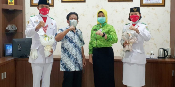 Keterangan foto: Plh Sekda Kalbar Sukaliman didampingi Kepala Disporapar Kalbar, Windy Prihastari saat menerima kedatangan Falih Pangestu dan Irene Odelia Astono, Sabtu (21/08/2021). (Adpim Pemprov Kalbar)