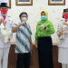 Keterangan foto: Plh Sekda Kalbar Sukaliman didampingi Kepala Disporapar Kalbar, Windy Prihastari saat menerima kedatangan Falih Pangestu dan Irene Odelia Astono, Sabtu (21/08/2021). (Adpim Pemprov Kalbar)