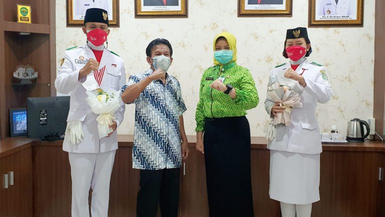 Keterangan foto: Plh Sekda Kalbar Sukaliman didampingi Kepala Disporapar Kalbar, Windy Prihastari saat menerima kedatangan Falih Pangestu dan Irene Odelia Astono, Sabtu (21/08/2021). (Adpim Pemprov Kalbar)