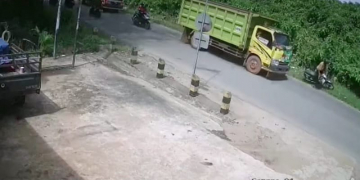 Keterangan foto: Lokasi kejadian laka lantas yang terekam CCTV, pada Sabtu (21/08/2021). (Istimewa)