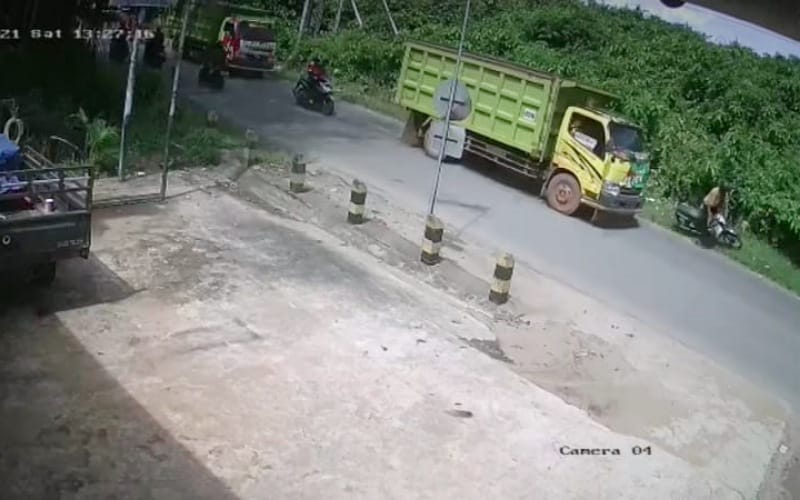 Keterangan foto: Lokasi kejadian laka lantas yang terekam CCTV, pada Sabtu (21/08/2021). (Istimewa)