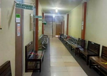 Ruang tunggu beberapa poli pelayanan Rumah Sakit Umum Daerah (RSUD) Agoesdjam Ketapang tampak kosong, pada Senin (23/08/2021). (Istimewa)