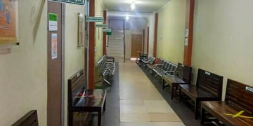 Ruang tunggu beberapa poli pelayanan Rumah Sakit Umum Daerah (RSUD) Agoesdjam Ketapang tampak kosong, pada Senin (23/08/2021). (Istimewa)